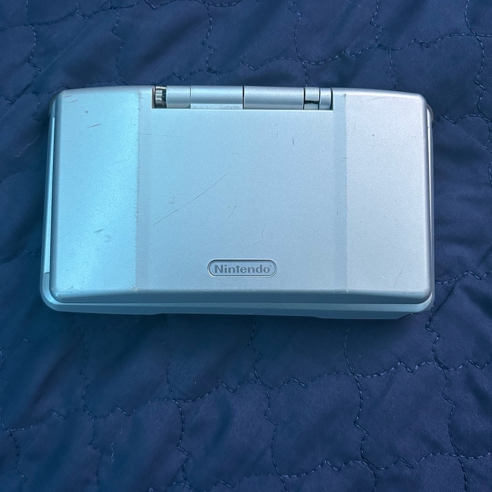 Nintendo DS Lite in white and sliver